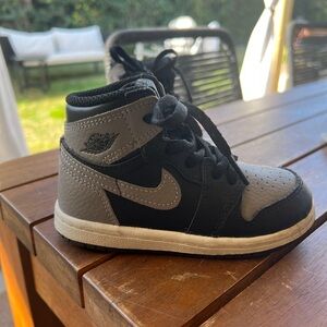Air Jordan 1 Retro High OG PS
'Shadow' kids size 8c